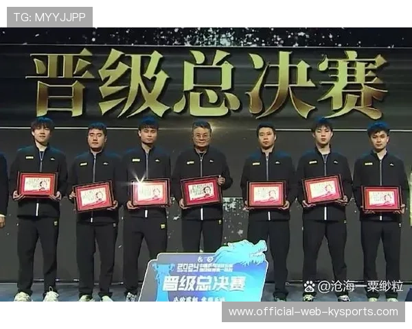 哈兰德在训练间隙为队友调试设备,细节彰显团队精神 哈兰德在训练间隙为队友调试设备,细节彰显团队精神