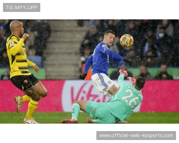 泽林斯基中场抢断后发动反击，禁区弧顶起脚爆射破门